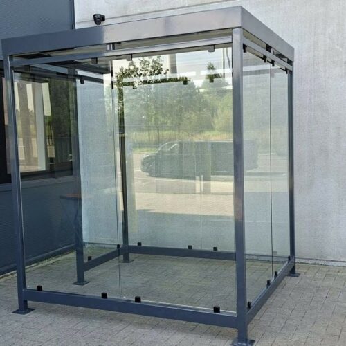 Rookoverkapping Myla Standaard 69 Rookoverkapping Myla Standaard 2 x 2m met glazen wanden, geplaatst in Bilzen, België.